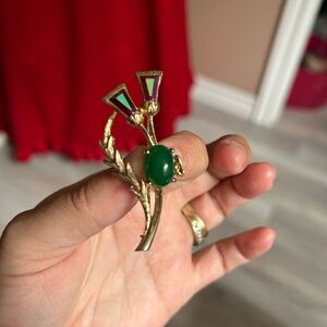 4/$100 JADE AVON Elegant Gold and Green Women's brooch 💚
